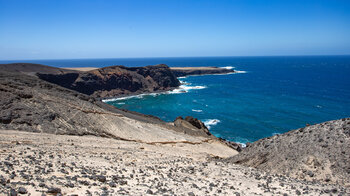Blick vom Wanderweg über die Caleta de la Madera zur Punta de Pesebre