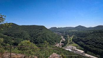 Blick auf Annweiler und die Trifels-Burgengruppe
