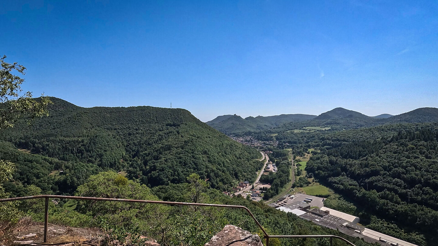 Blick auf Annweiler und die Trifels-Burgengruppe Blick auf Annweiler und die Trifels-Burgengruppe