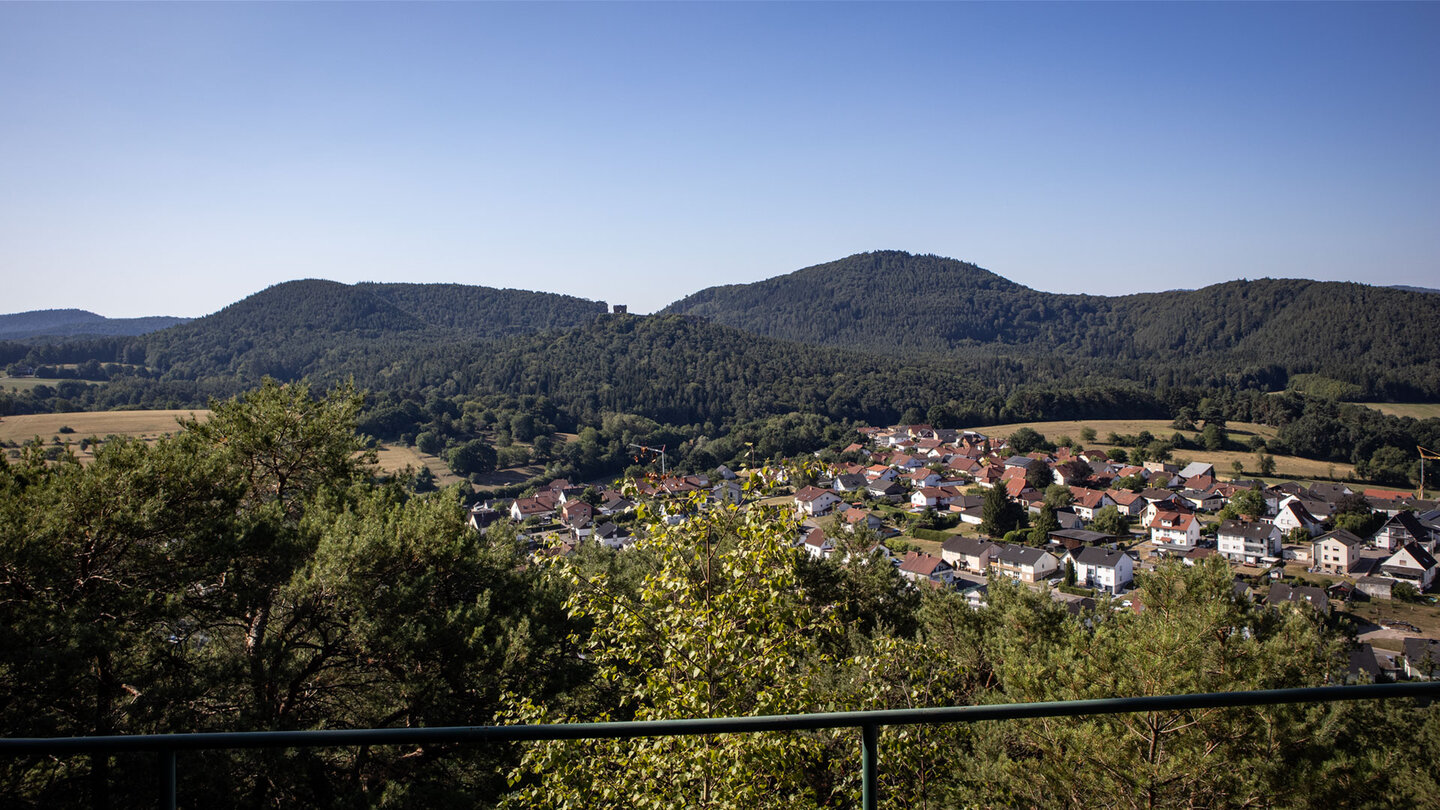 Ausblick von der Eichelbergplatte auf Busenberg und Burg Drachenfels.