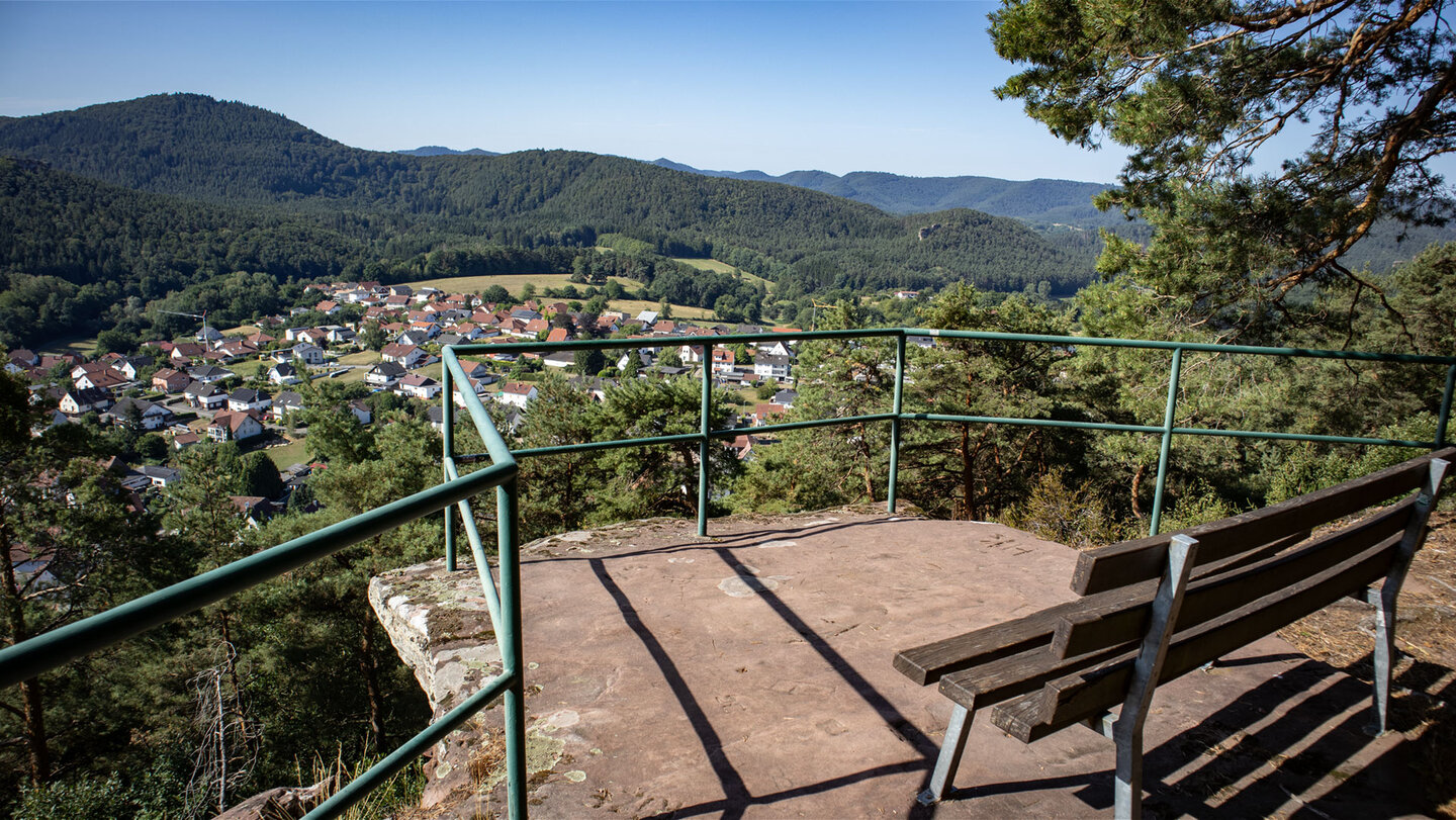 Rastbank am oberen Aussichtspunkt der Eichelbergplatte über Busenberg.