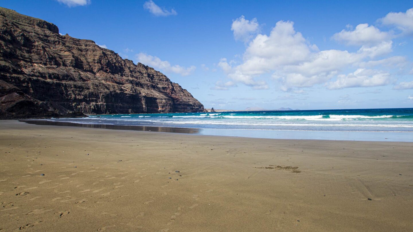 der weite Strand der Playa de Canteria auf Lanzarote bei Ebbe