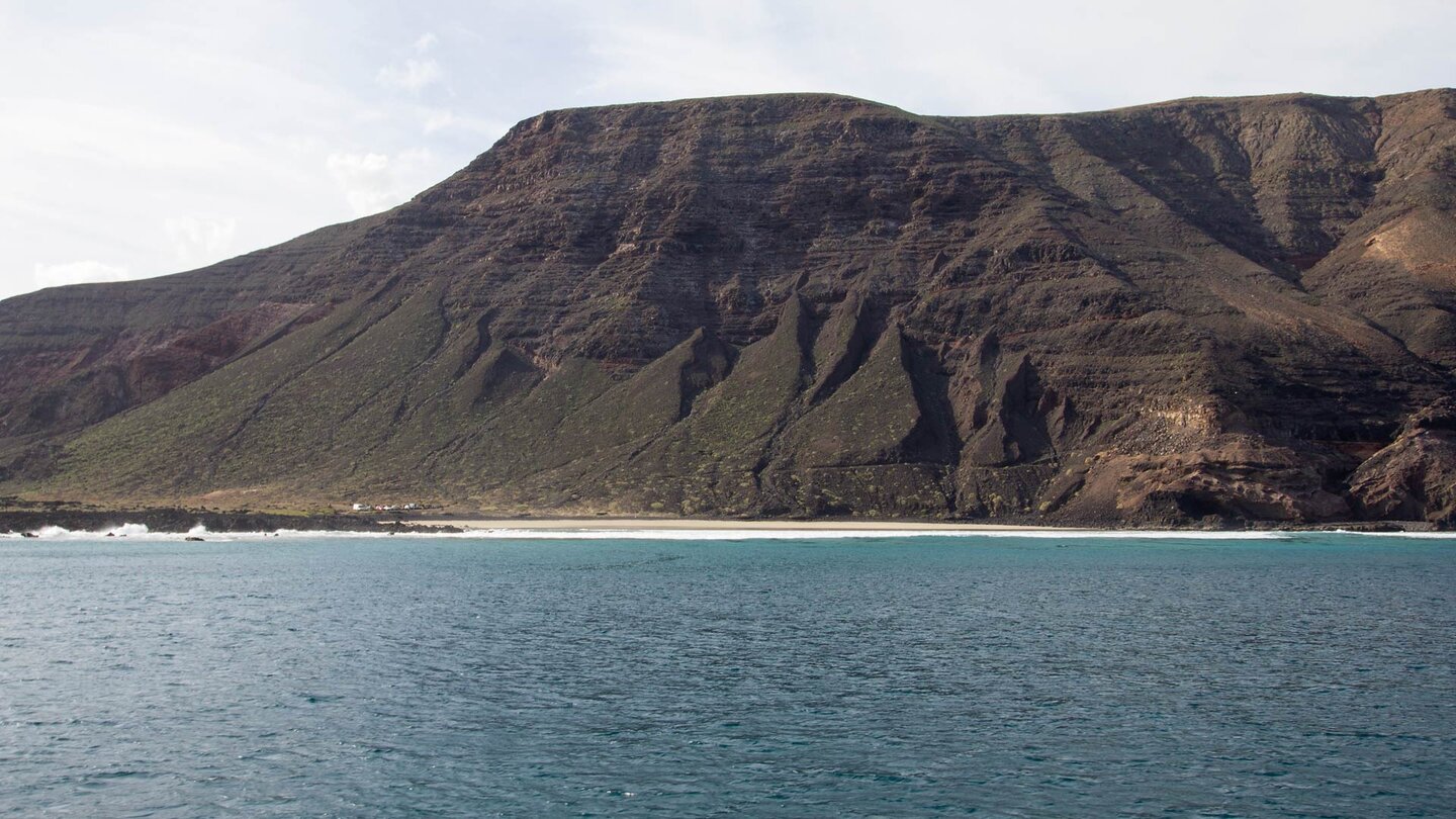 die Playa de Canteria auf Lanzarote vom Meer aus gesehen