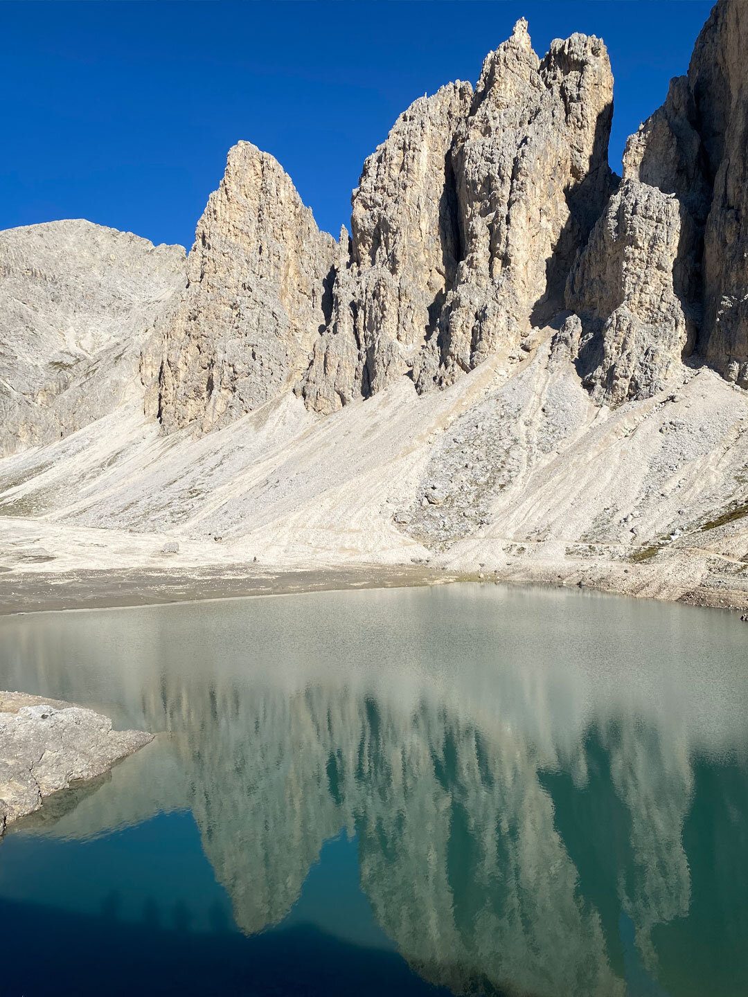 die Gipfel des Croda del Lago spiegeln sich im Wasser des Antermoiasees Gipfel des Croda del Lago spiegeln sich im Antermoiasee