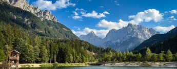 Jasna-See bei Kranjska Gora mit Aussichtsturm und Bergpanorama der Julischen Alpen