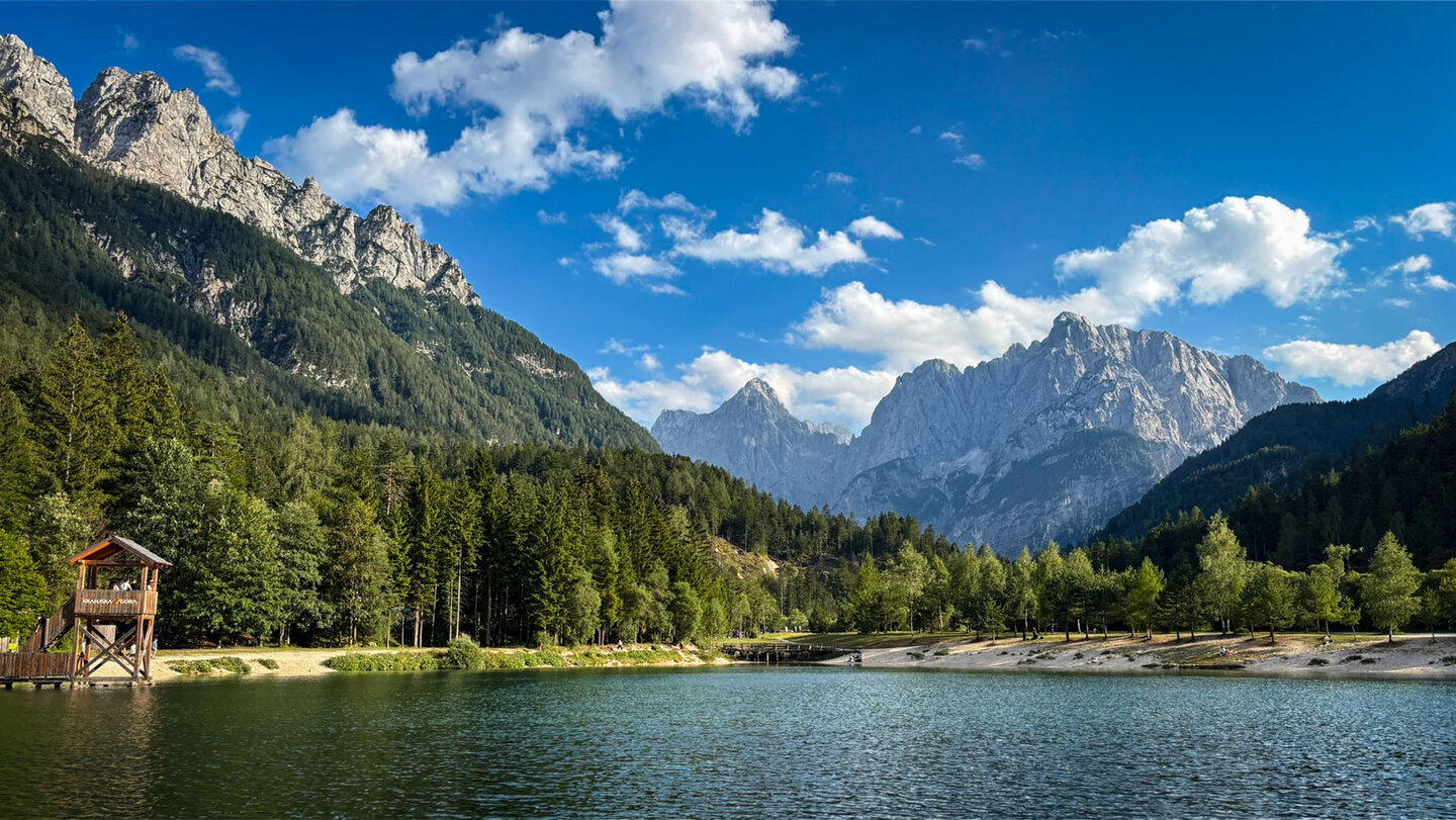 Jasna-See bei Kranjska Gora mit Aussichtsturm und Bergpanorama der Julischen Alpen