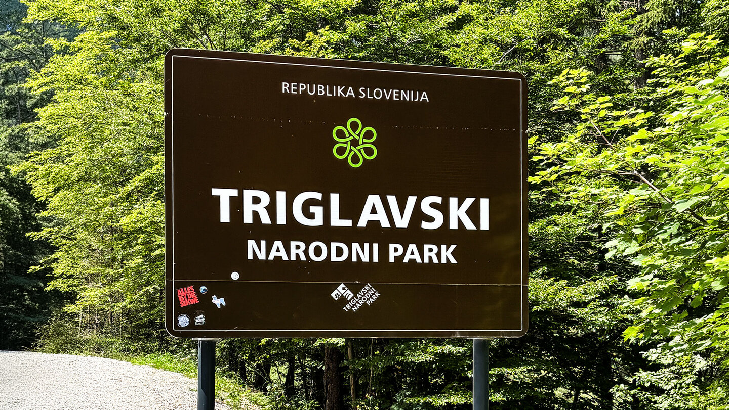 Nationalparkschild Triglavski narodni park am Beginn des Krnica-Tals