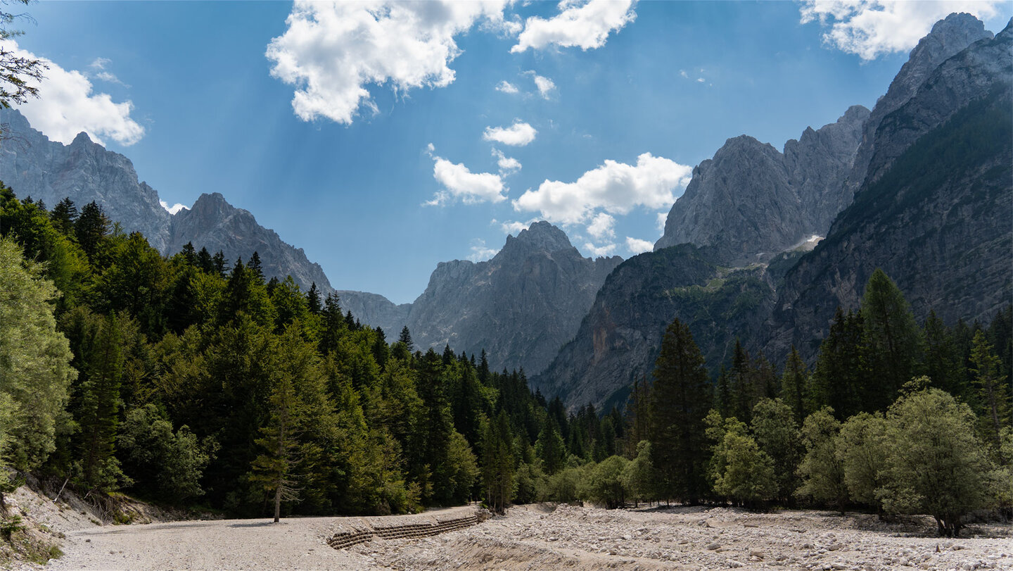 Felswände des Prisojnik-Massivs über dem Schotterbett der Pišnica im Krnica-Tal