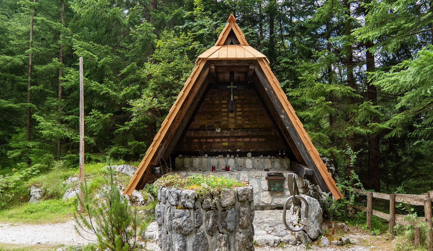 Hölzerne Gedenkstätte mit Namenstafeln für verunglückte Bergsteiger im Krnica-Tal