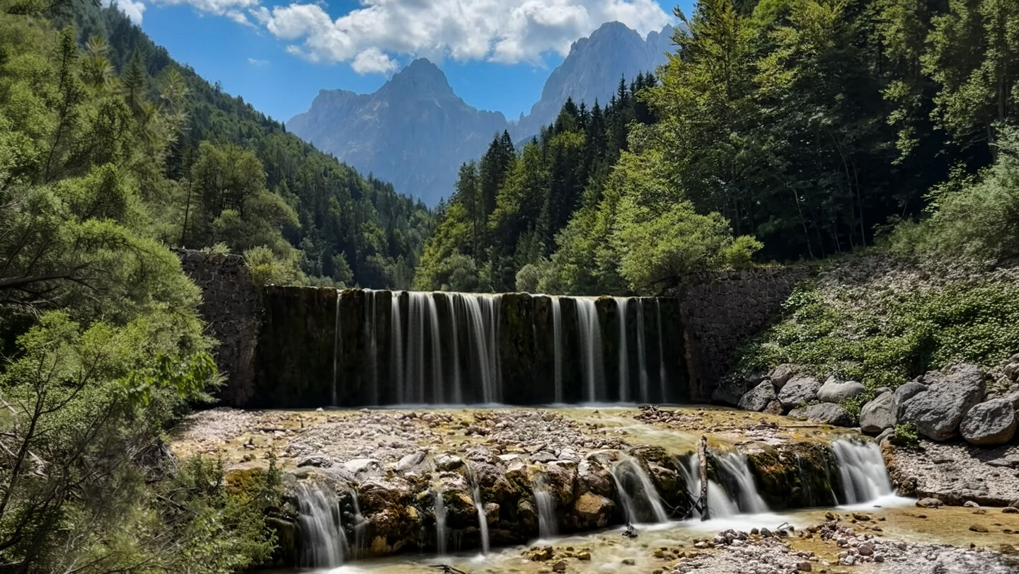 Staustufe der Pišnica mit breitem Wasserfall und Bergkulisse im Triglav-Nationalpark