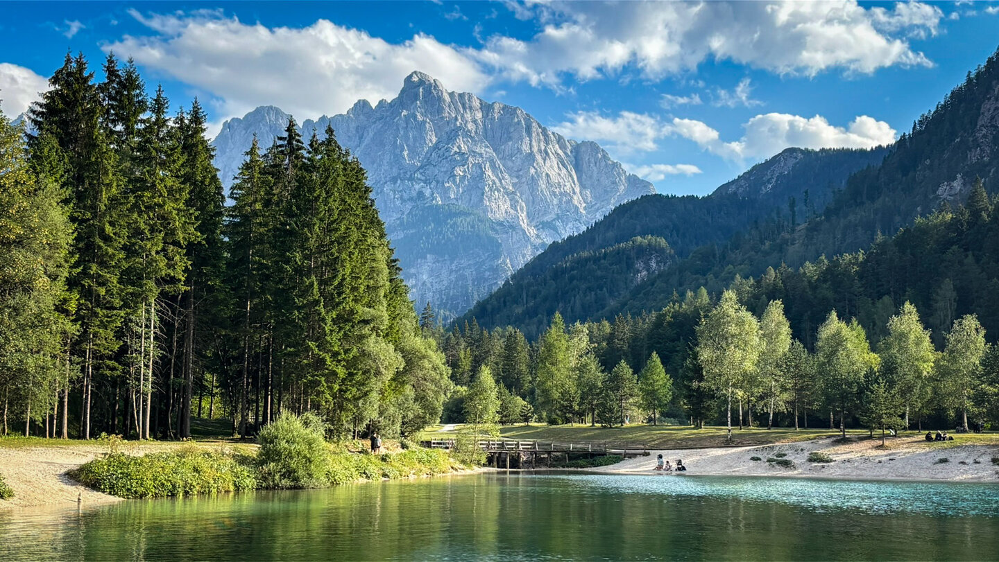 Jasna-See bei Kranjska Gora mit türkisem Wasser und Felsgipfeln der Julischen Alpen