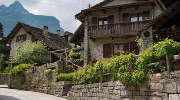 Steinhäuser im Ortskern von Sonogno im Tessin