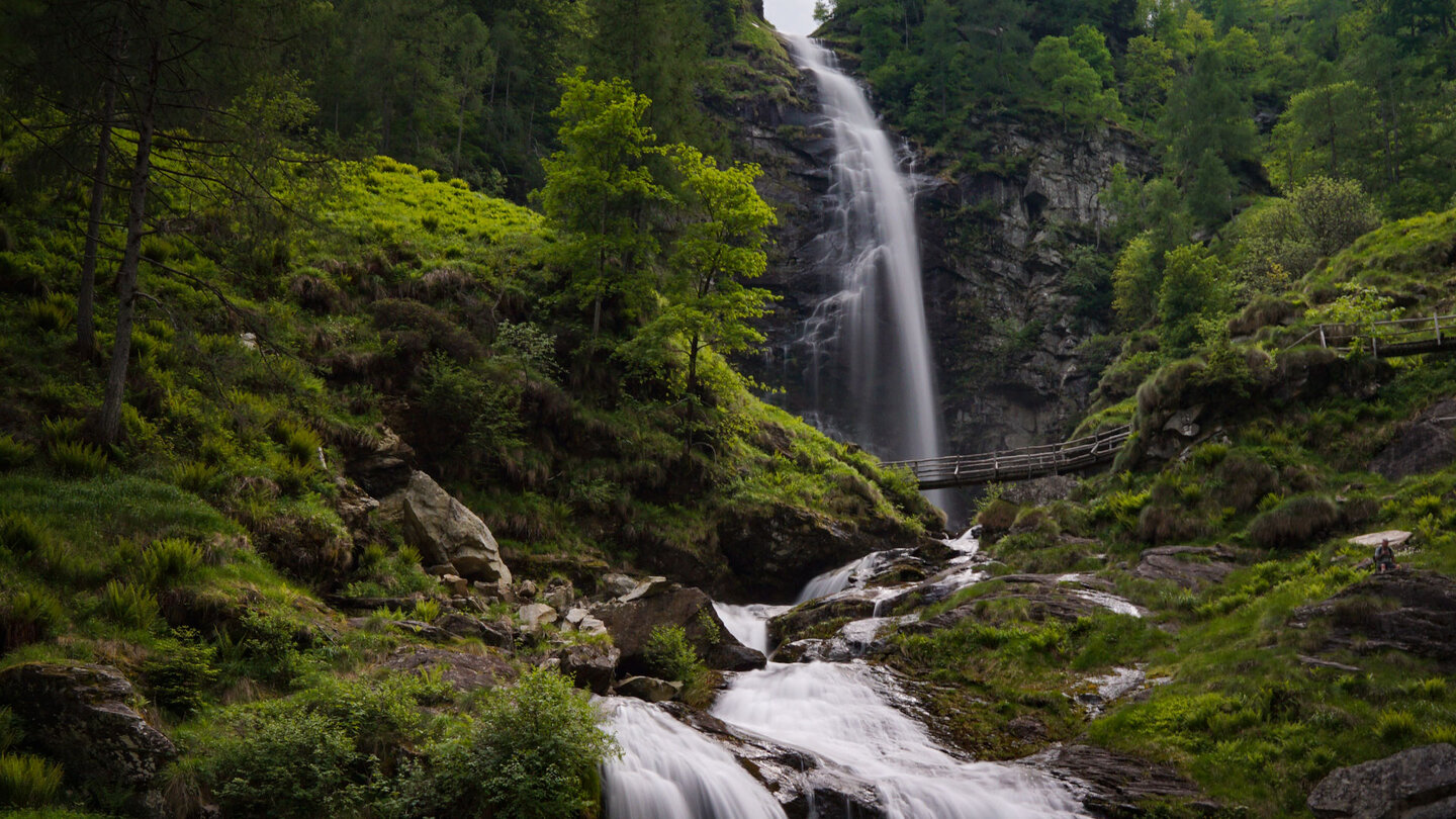der rund 80 Meter hohe Wasserfall Cascata della Froda im Tessin Wasserfall Cascata della Froda im Tessin