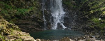 das Wasser der Cascata della Froda stürzt in ein natürliches Becken