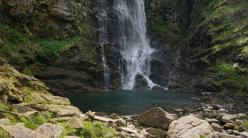 das Wasser der Cascata della Froda stürzt in ein natürliches Becken