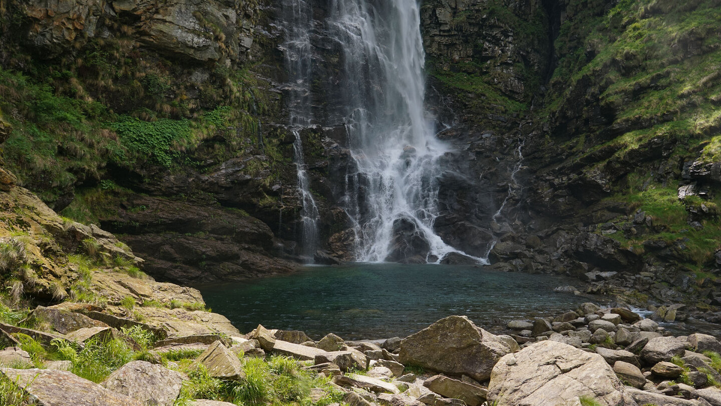 am Fuß der Cascata della Froda stürzt das Wasser in ein natürliches Becken das Wasser der Cascata della Froda stürzt in ein natürliches Becken