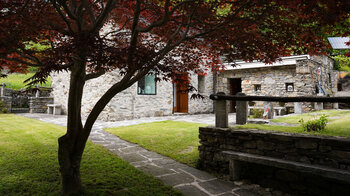 Weg vorbei an beschaulichen Gärten