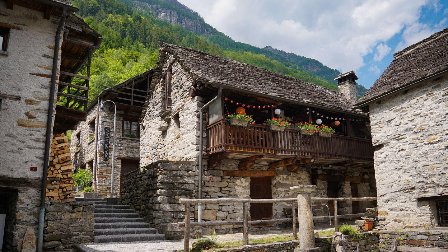 altes Steinhaus in Sonogno mit Holzbalkon Steinhaus in Sonogno mit Holzbalkon