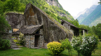 in Felsen integriertes Rustico im Redortatal