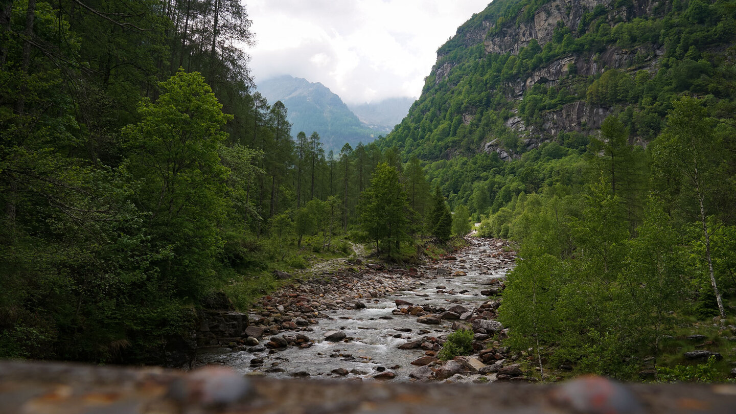 Blick ins Tal von der Brücke über die Redorta im Tessin Blick ins Tal von der Brücke über die Redorta