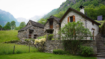 alte und neue Gebäude im Rustico-Stil im Redortatal