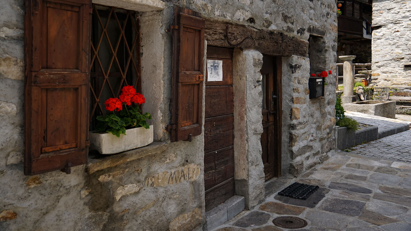 typische Hausfassade eines Rustico im Tessiner Dorf Sonogno typische Hausfassade eines Rustico in Sonogno