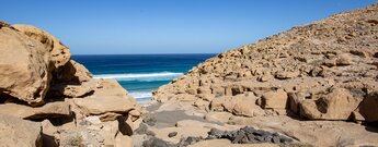 ockergelbe Kalkfelsen entlang einer Schlucht oberhalb der Playa de Barlovento