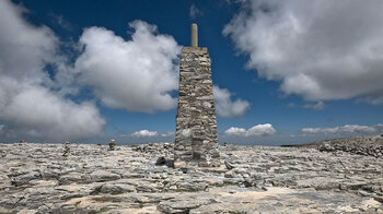 Gipfelsäule des La Maroma, dem höchsten Punkt der Sierra de Tejeda