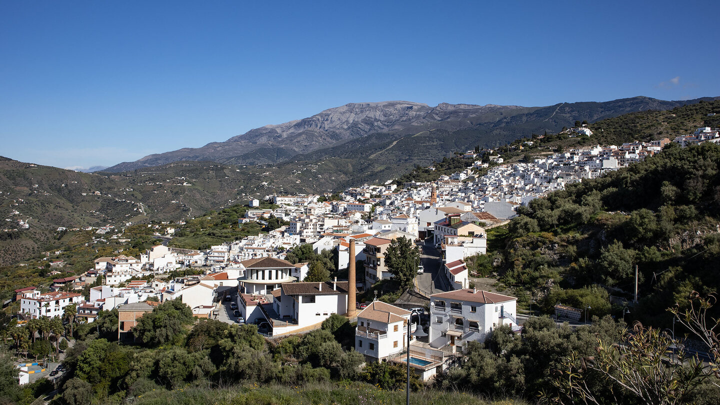die Silhouette des La Maroma hinter dem Ort Cómpeta in den Sierras de Tejeda, Almijara y Alhama Silhouette des La Maroma hinter dem Ort Cómpeta
