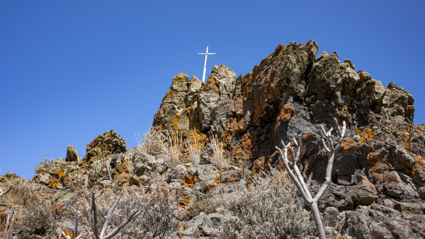 Gipfelkreuz auf dem Berggrat oberhalb Carrizales Bajo