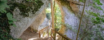 Wanderweg durch das Felsentor im Fürstlichen Park Inzigkofen