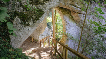 Wanderweg durch das Felsentor im Fürstlichen Park Inzigkofen