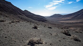 Ausblick von der Passhöhe Degollada de Cofete über das weite Tal Gran Valle