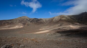 Blick auf den kargen Gebirgszug vom Wanderweg im Gran Valle