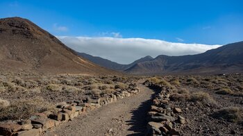 mit Mäuerchen eingefasster Wanderweg PR FV 55 durchs Gran Valle