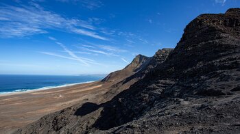 der Abstiegspfad bietet Panoramablicke entlang der Felswände des Jandia Gebirges