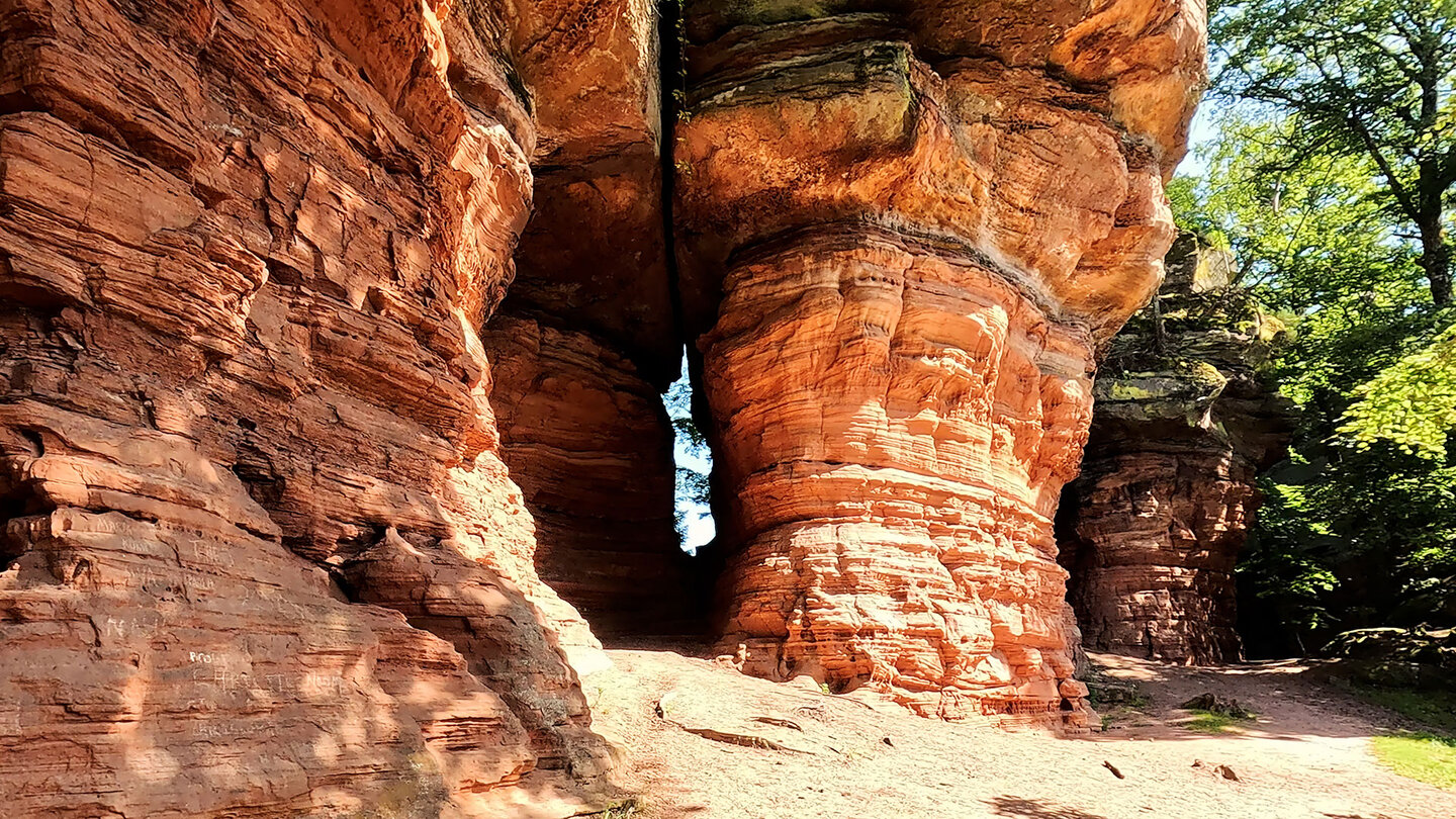 durchleuchtete Durchbrüche entlang der Altschlossfelsen bei Eppenbrunn Durchbrüche entlang der Altschlossfelsen bei Eppenbrunn