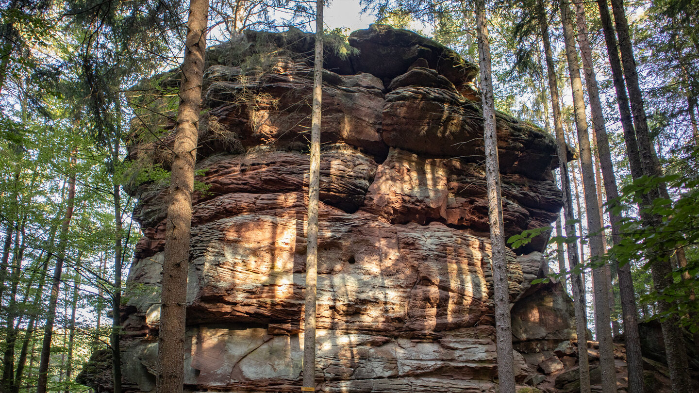 der monumentale Hirschfelsen mitten im Wald