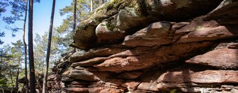 Geländer sichern den Wanderweg am Rosskegelfelsen