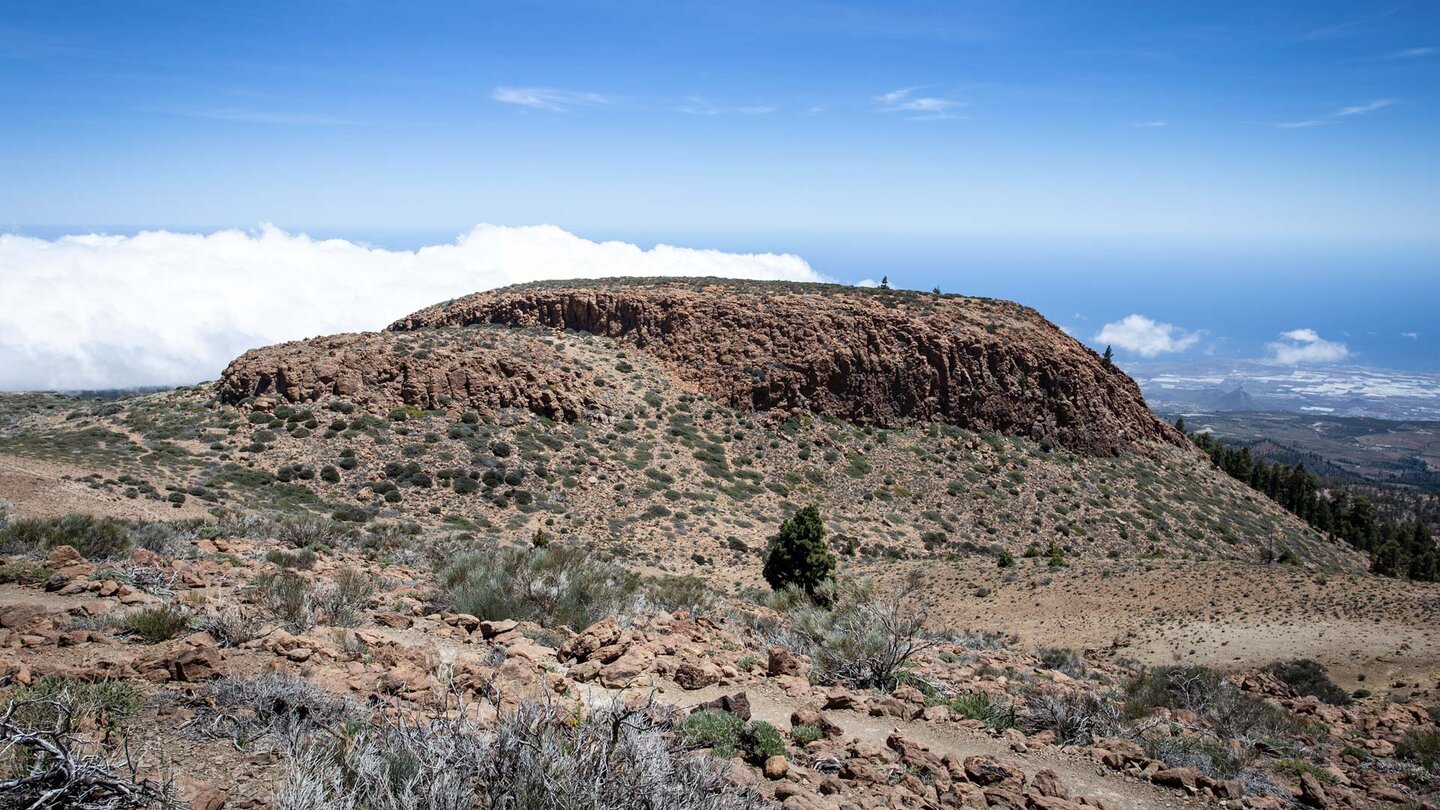 der Wanderweg verläuft oberhalb des Sombero de Chasna mit Ausblick zur Südküste Teneriffas