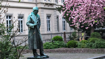 Bunsen Denkmal am Friedrichsbau in Heidelberg