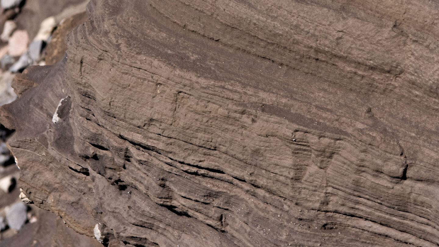Gesteinsschichtungen am Kraterrand des Hoyo Negro auf La Palma