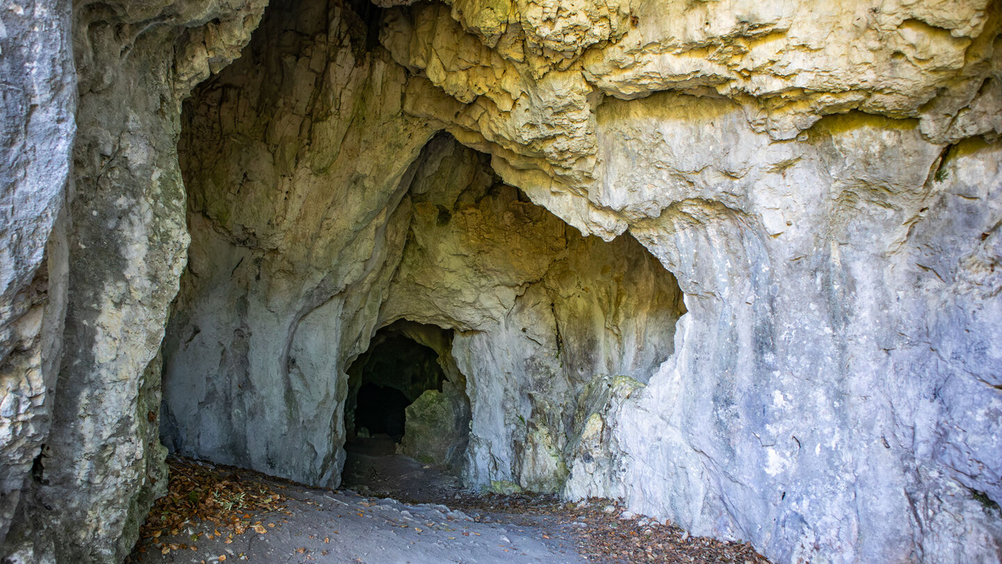 Höhlengang der Sperberloch-Höhle mit hellem Kalkstein im Naturpark Obere Donau