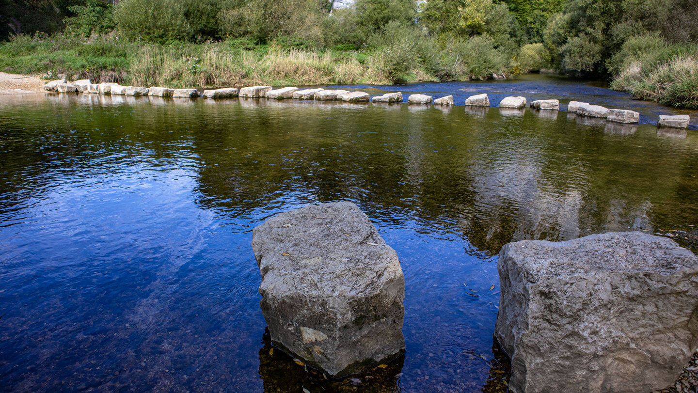 Donauquerung mit Trittsteinen und spiegelndem Flusswasser