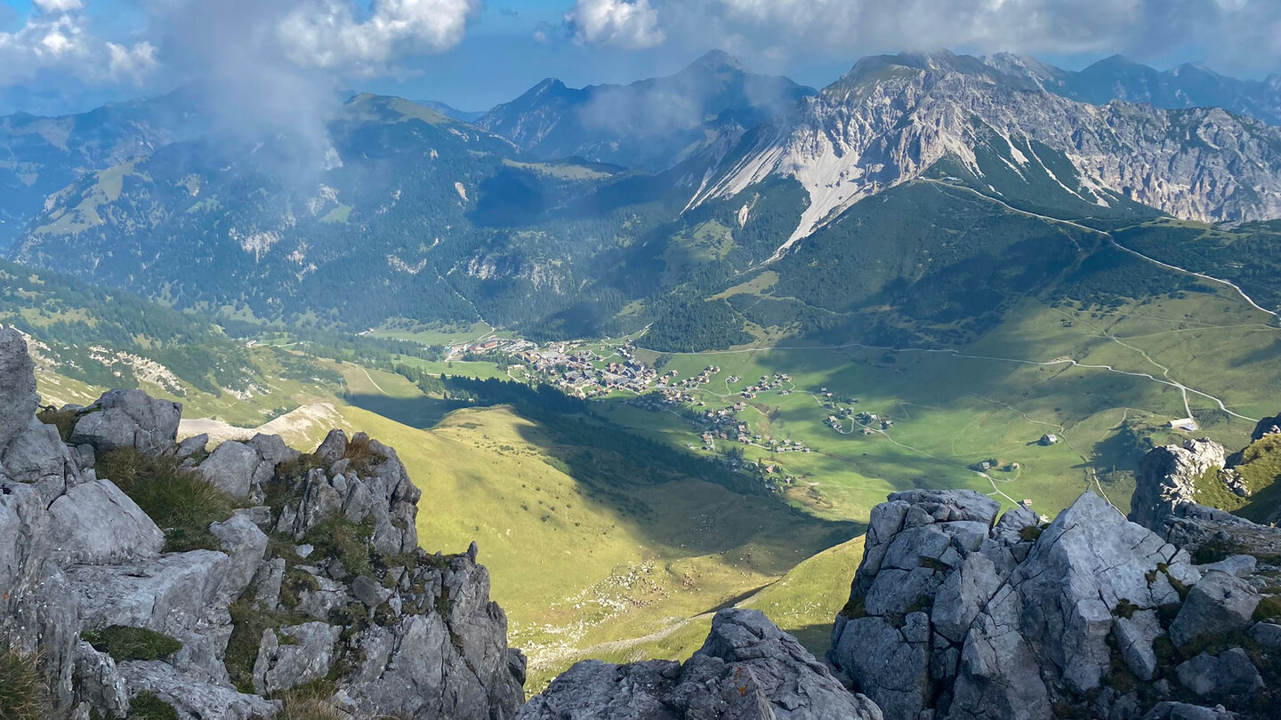 Blick vom Augstenberg hinab ins Tal auf Malbun Blick vom Augstenberg auf Malbun