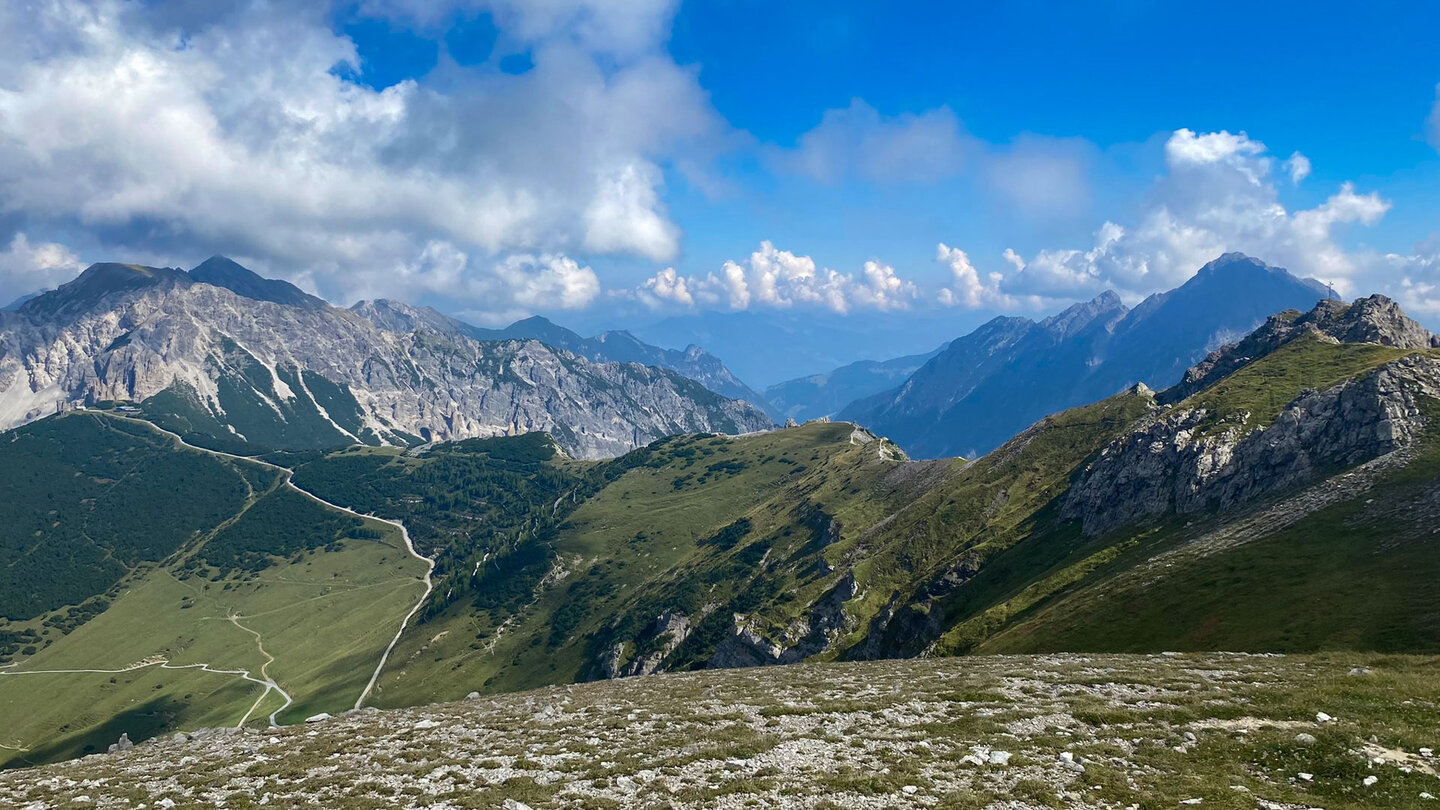 Blick auf das Ziel der Wanderung die Bergstation Sareis Blick auf die Bergstation Sareis