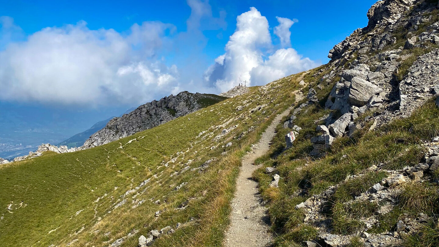 Aussicht auf das Gipfelkreuz des Augstenbergs Blick auf Gipfelkreuz des Augstenbergs