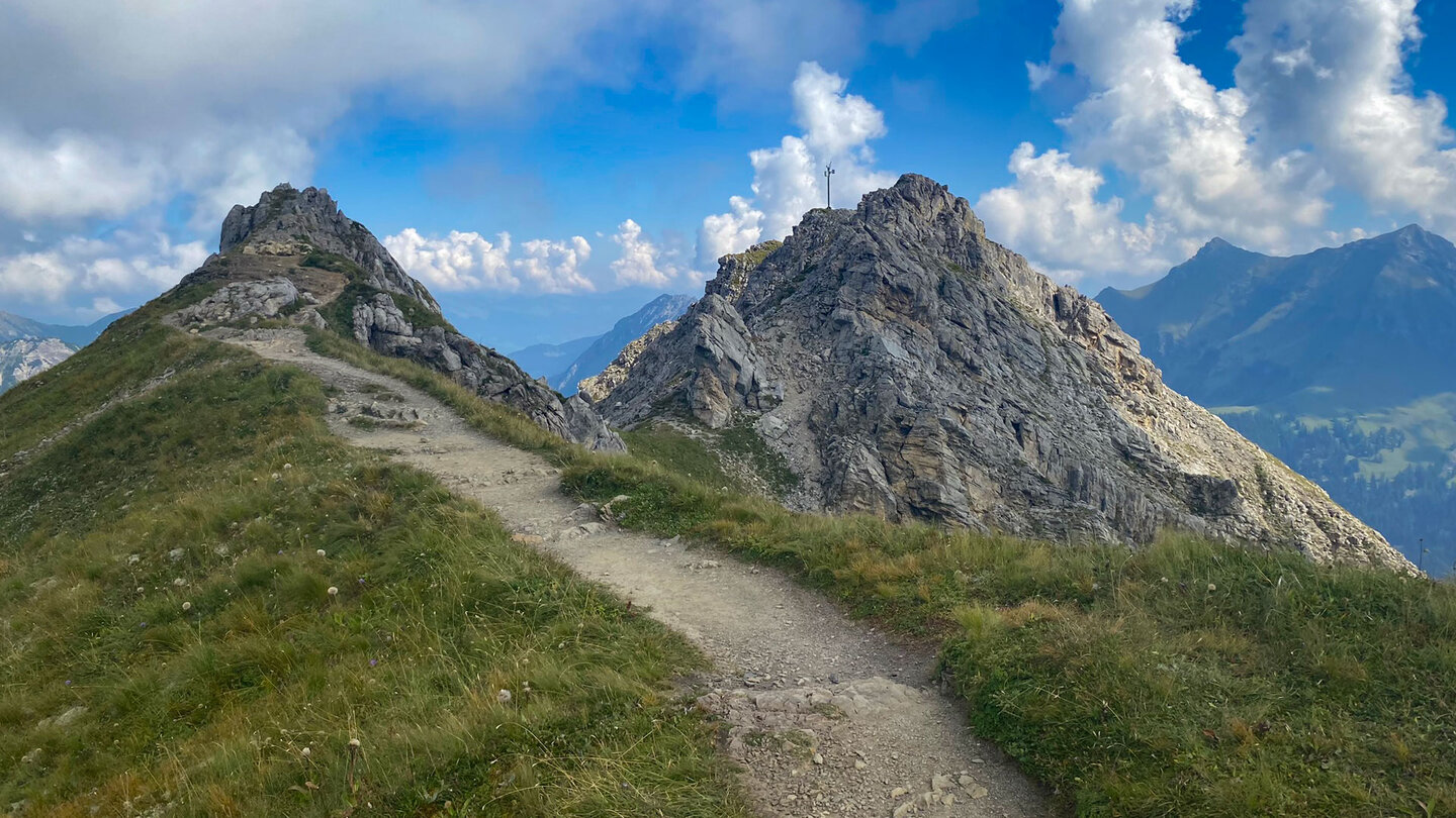 der gute Wanderweg führt vorbei am Gipfel des Spitz Wanderweg vorbei am Gipfel des Spitz