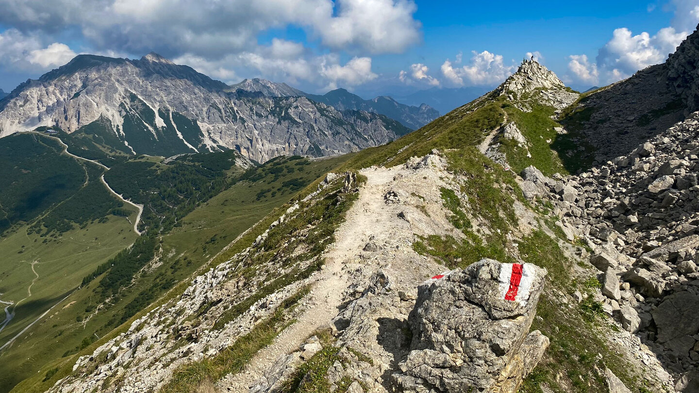 der richtige Wanderweg ist dank Markierung einfach zu finden gut markierter Wanderweg Richtung Bergstation Sareis