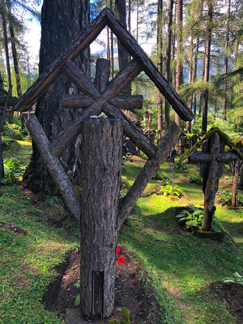 Holzkreuz auf dem Kriegerfriedhof Nasswand